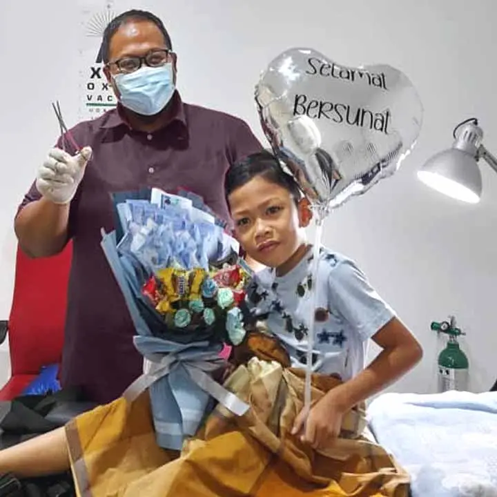 kanak-kanak selepas bersunat digalakkan memakai pakaian longgar seperti kain pelikat sebagai tips khatan