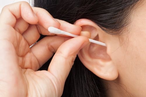 remove earwax blockage using qtips can push wax deeper